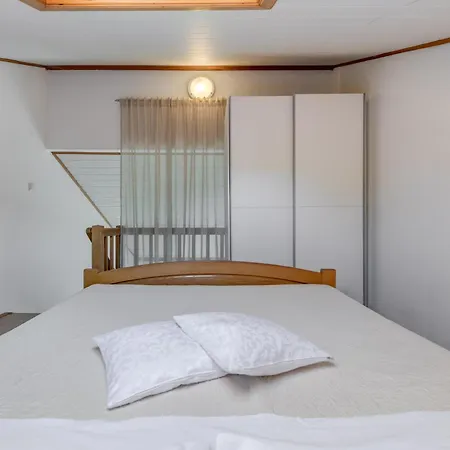 Beachfront With Balcony And Parking Apartman *