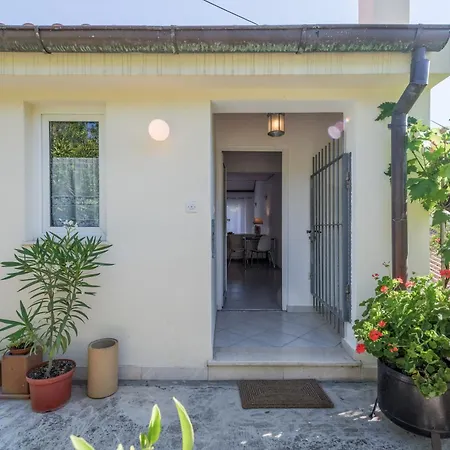 Beachfront With Balcony And Parking Apartman *