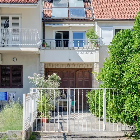 Beachfront With Balcony And Parking Apartman