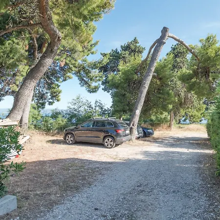 Beachfront With Balcony And Parking Apartman Split