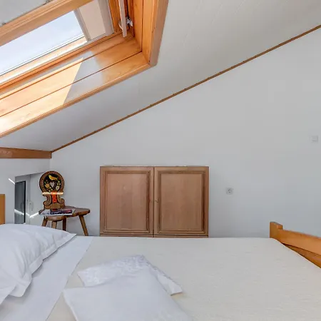 Beachfront With Balcony And Parking Apartman