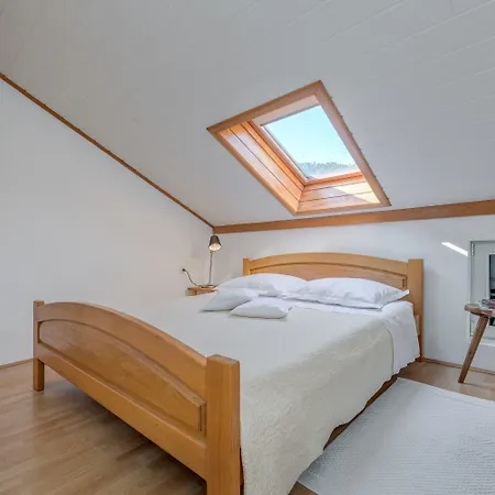 Beachfront With Balcony And Parking Apartman Split