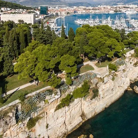 Apartman Beachfront With Balcony And Parking Split