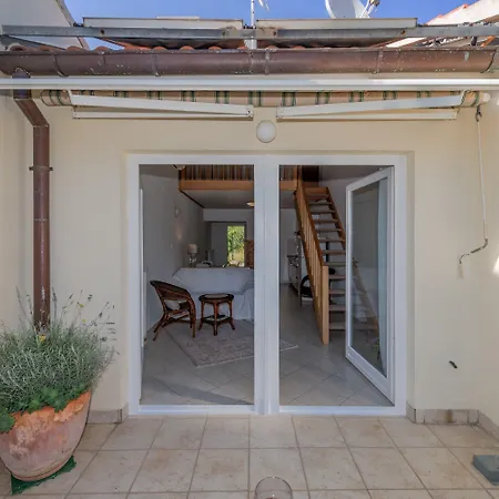 Beachfront With Balcony And Parking Apartman Split