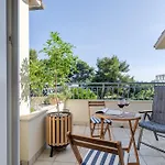 Beachfront With Balcony And Parking 아파트