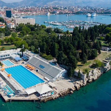 Beachfront With Balcony And Parking * Split