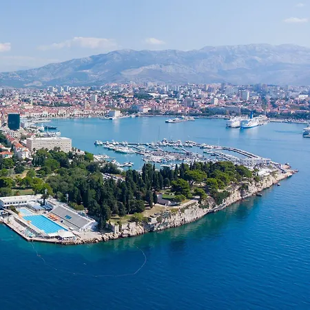 Apartment Beachfront With Balcony And Parking