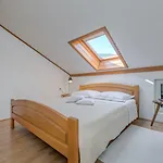 Beachfront With Balcony And Parking Apartman Split