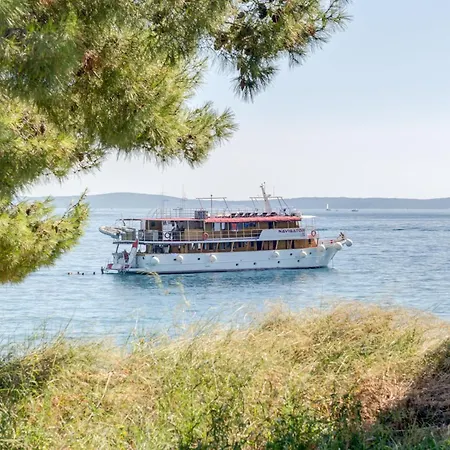 아파트 Beachfront With Balcony And Parking