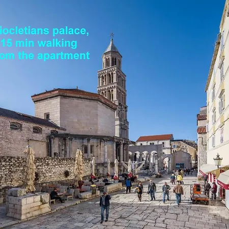 Beachfront With Balcony And Parking 아파트 스플리트
