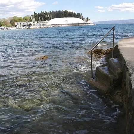 アパート Beachfront With Balcony And Parking スプリト