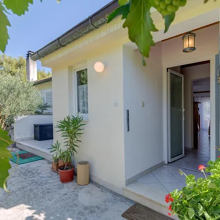 Beachfront With Balcony And Parking スプリト