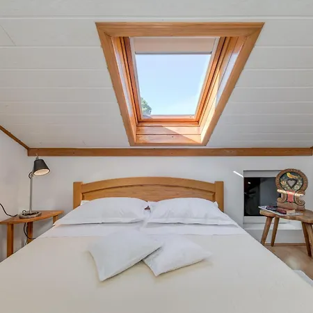 Beachfront With Balcony And Parking アパート スプリト