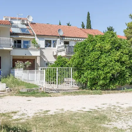 Beachfront With Balcony And Parking スプリト