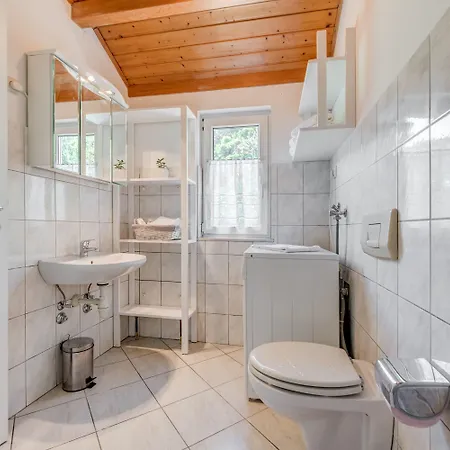 Beachfront With Balcony And Parking スプリト