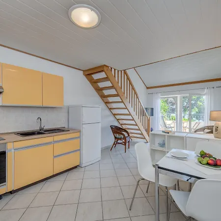 Beachfront With Balcony And Parking アパート